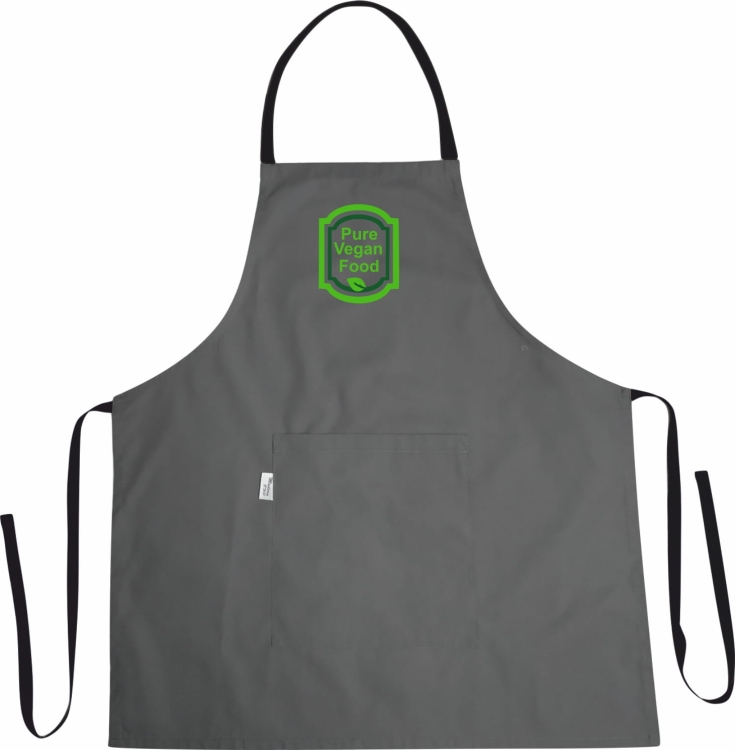 Șorț de bucătărie cu logo-ul 'Pure vegan food' pe fundalul bucătăriei.