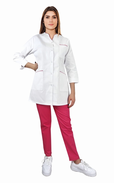 Compleu medical feminin cu mânecă 3/4 și tiv roz.