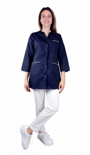 Compleu medical feminin cu mânecă 3/4 și tiv alb.