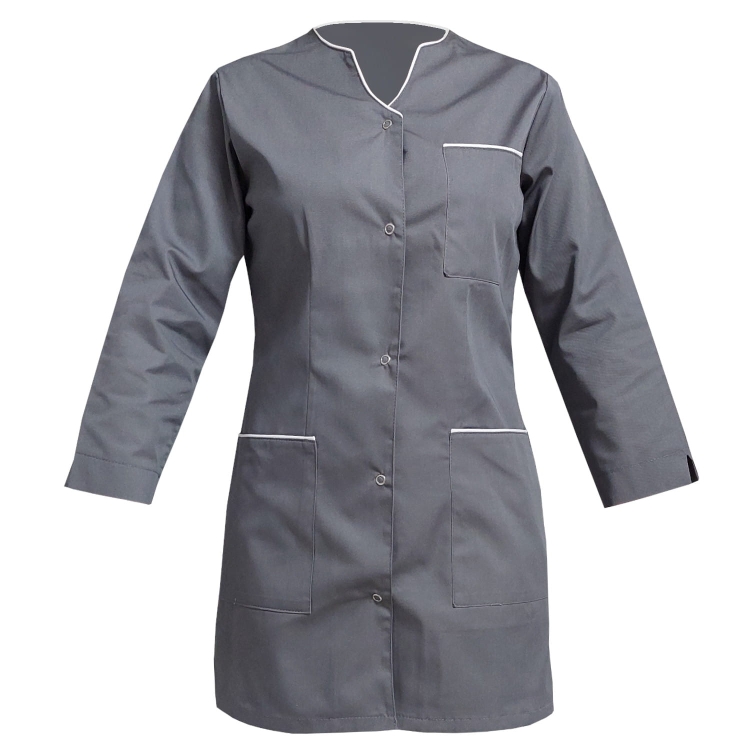 Compleu medical pentru femei cu mânecă 3/4 și tiv alb.