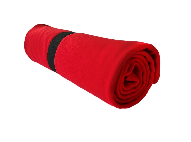 Pătură polară de culoare roșie pentru orice ocazie.