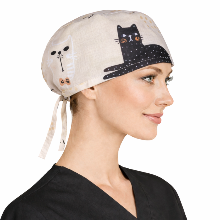 Czepek medyczny w kolorowe bajkowe wzory dla medyków W11 widok z boku.png