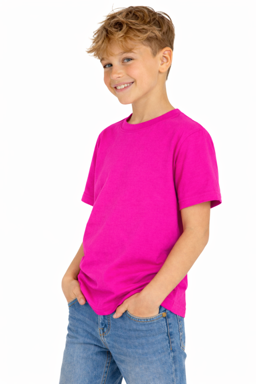 T-shirt dziecięcy dla chłopca i dziewczynki kolor fuksja widok chłopca w t-shirt.png