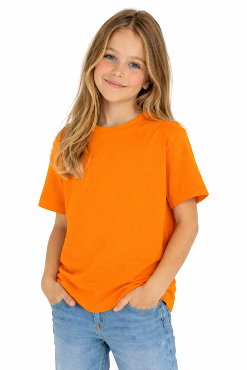 T-shirt dziecięcy dla chłopca i dziewczynki kolor pomarańczowy widok dziewczynki w t-shirt.png