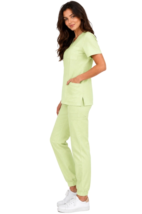 Pistacjowy  komplet medyczny damski – scrubs CASUAL PREMIUM-bok.png