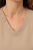 Bężowa bluza medyczny originals ultra zbliżenie na dekolt.png